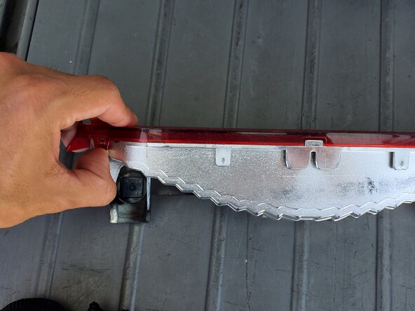 2006 Toyota Matrix Center Brake Light Bulb Replacement: crwdns2935265:04crwdnd2935265:02crwdnd2935265:03crwdne2935265:0