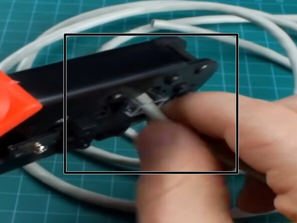 How to Crimp an Ethernet Cable (RJ45), Crimp the Connector: passo 6, immagine 1 di 3
