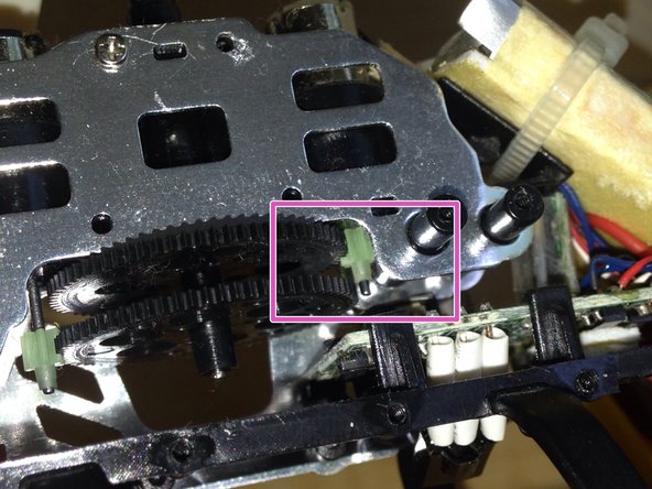 How to Repair Displaced Engine Gears in a Remote Controlled Helicopter: crwdns2935265:06crwdnd2935265:02crwdnd2935265:02crwdne2935265:0