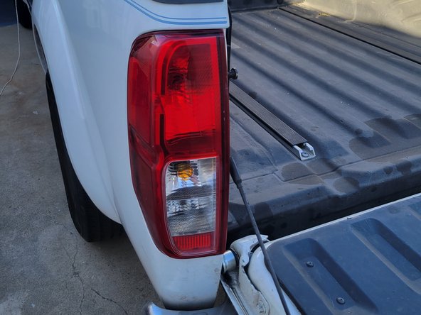 2004-2015 Nissan Frontier Tail Light Replacement: Schritt 6, Bild 1 von 3