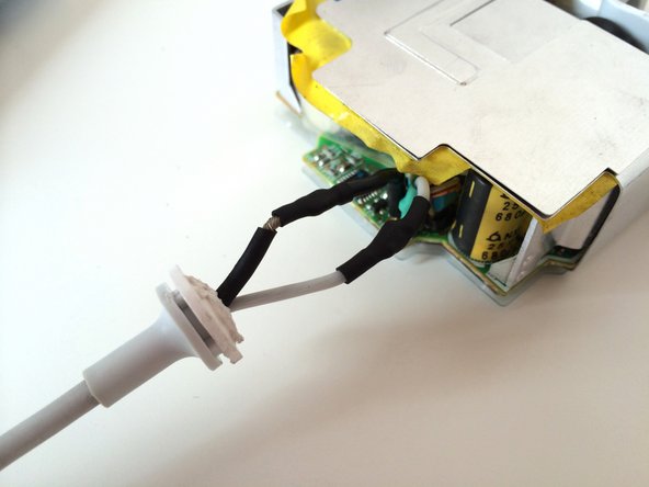 How to Repair an Apple AC Adapter Broken Cable: crwdns2935265:013crwdnd2935265:03crwdnd2935265:03crwdne2935265:0