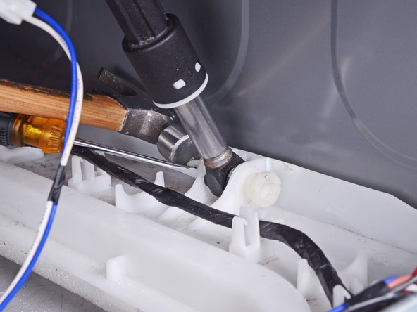 LG Front Load Washing Machine Dampers Replacement, Disconnect the plastic pins: crwdns2935265:030crwdnd2935265:02crwdnd2935265:03crwdne2935265:0