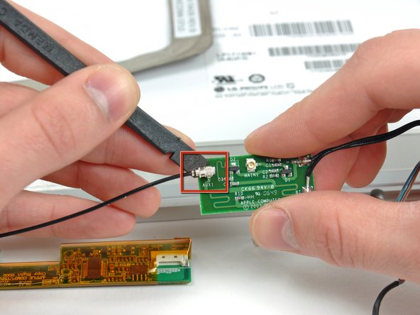 PowerBook G4 Aluminum 17" 1-1.67 GHz Inverter and Antenna Cables Replacement: passo 36, immagine 2 di 2