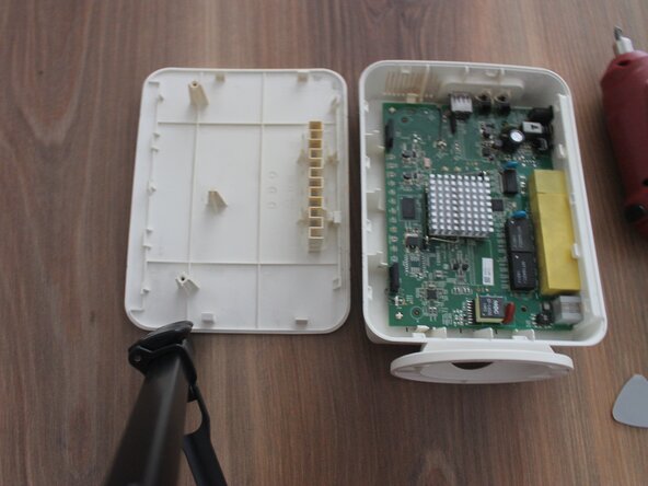 Disassembling the Device: step 3, image 3 of 3