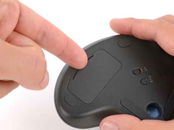 Logitech Ergo M575S Battery Replacement, Remove the battery cover: crwdns2935265:02crwdnd2935265:01crwdnd2935265:03crwdne2935265:0