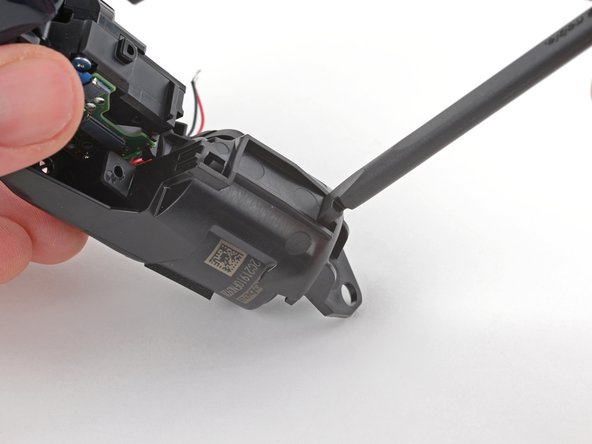 DualSense Controller v2 Vibration Motor Replacement, Remove the right-hand vibration motor: crwdns2935265:030crwdnd2935265:02crwdnd2935265:03crwdne2935265:0