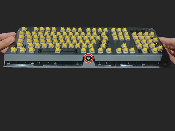 Razer BlackWidow V3 Pro Top Housing Replacement, Open the keyboard: crwdns2935265:06crwdnd2935265:02crwdnd2935265:03crwdne2935265:0