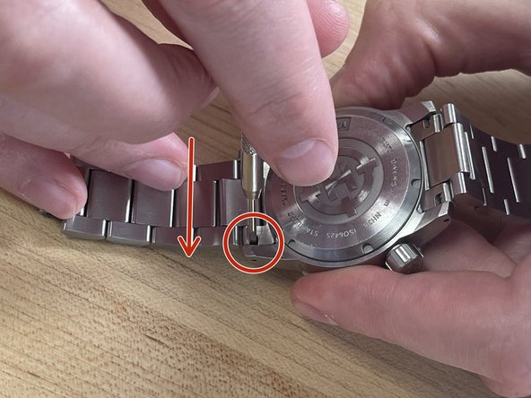 Helm Khuraburi Watch Adjustment and Sizing Guide, Securing the Bracelet to the Watch Case: crwdns2935265:08crwdnd2935265:02crwdnd2935265:02crwdne2935265:0