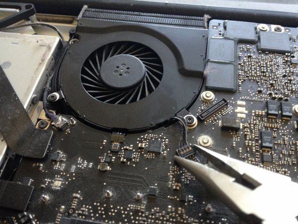 MacBook Pro 17" Unibody  fixing noise fan and overheat, Disconnect the fan: 7 단계, 이미지 3개 중 2개