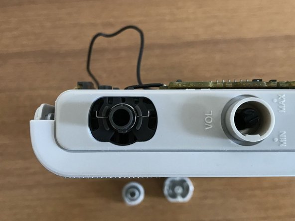 Sony XDR-S50 DAB Radio Disassembly, Removing the knobs: crwdns2935265:03crwdnd2935265:02crwdnd2935265:02crwdne2935265:0
