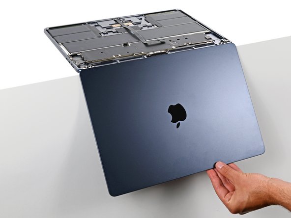 MacBook Air 15" 2023 Screen Replacement, Open your MacBook and set it down: crwdns2935265:034crwdnd2935265:02crwdnd2935265:02crwdne2935265:0