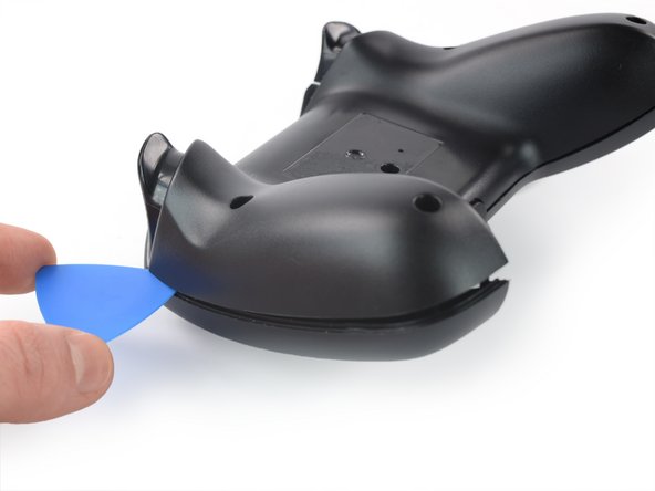 SteelSeries Nimbus+ Triggers Replacement, Release the plastic clips: crwdns2935265:05crwdnd2935265:02crwdnd2935265:02crwdne2935265:0