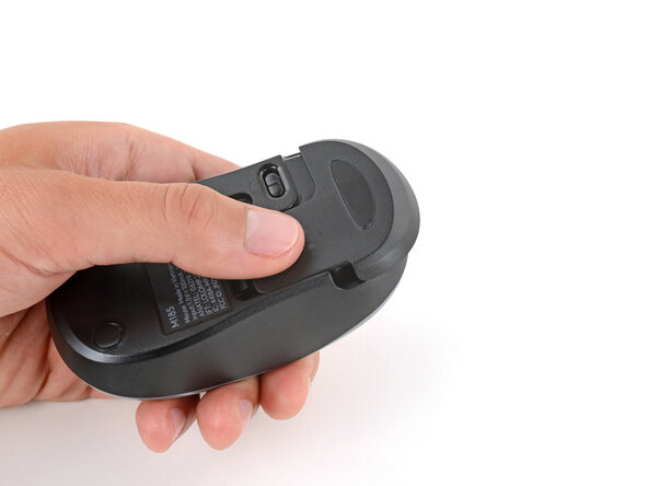 Logitech M185 Battery Replacement, Remove the battery cover: crwdns2935265:02crwdnd2935265:02crwdnd2935265:03crwdne2935265:0