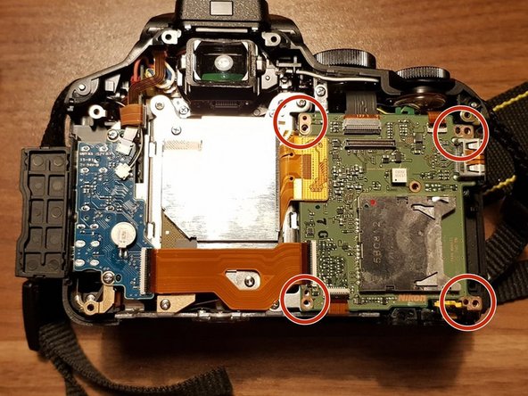 Nikon D5500 Rückabdeckung austauschen, Mainboard entfernen: Schritt 7, Bild 1 von 2