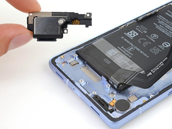 Google Pixel 7a Loudspeaker Replacement, Remove the loudspeaker: passo 52, immagine 2 di 2