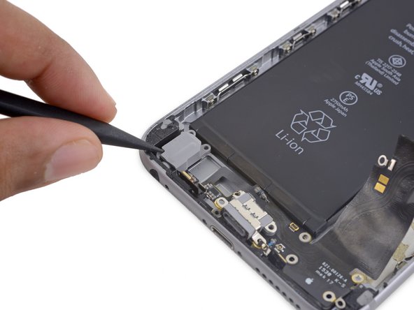 iPhone 6s Plus Lightning 接口和耳机插口: 步骤 67 中的图像 2，2