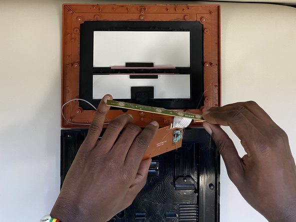 How to Replace a BHG Digital Clock Screen: шаг 3, изображение 2 из 3