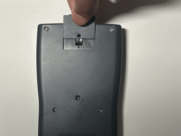How To Replace Merangue 2-Line Engineering Scientific Calculator Battery: passo 3, immagine 2 di 3