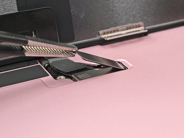 iPhone 15 Screen Replacement: 步骤 51 中的图像 2，3