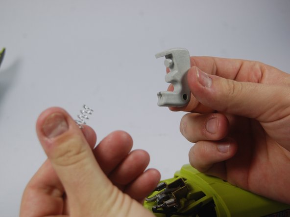 RYOBI P422 Safety Trigger Spring Replacement: crwdns2935265:05crwdnd2935265:03crwdnd2935265:03crwdne2935265:0