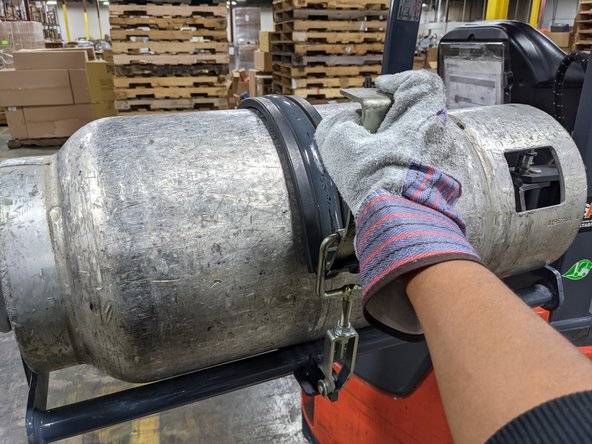 How to Replace the Propane Tank on a Toyota Forklift 8FGCU15: crwdns2935265:05crwdnd2935265:02crwdnd2935265:03crwdne2935265:0