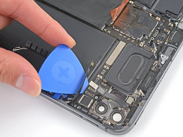 iPad Pro 11" 2nd Gen Logic Board Replacement, Pry up the top right branch: crwdns2935265:082crwdnd2935265:02crwdnd2935265:03crwdne2935265:0
