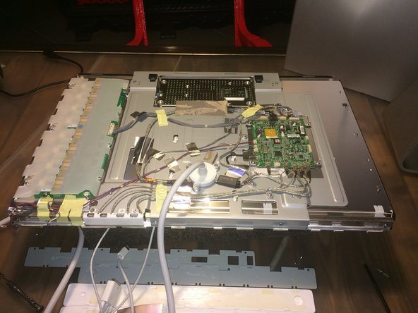 Apple Cinema HD Display 30" Teardown, Extraction d l'électronique du cadre: crwdns2935265:011crwdnd2935265:03crwdnd2935265:03crwdne2935265:0