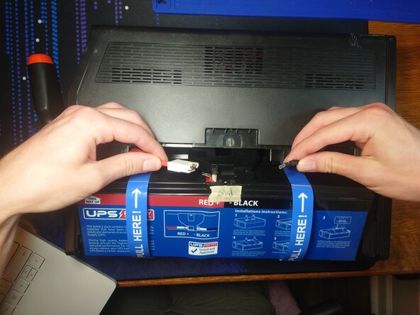 APC Back-UPS Pro 1000 S Teardown, Remove Battery: crwdns2935265:03crwdnd2935265:02crwdnd2935265:03crwdne2935265:0