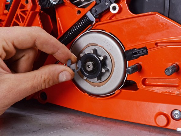 Echo Chain Saw CS590 2019 Oil System Replacement, Remove the E-ring: crwdns2935265:021crwdnd2935265:03crwdnd2935265:03crwdne2935265:0