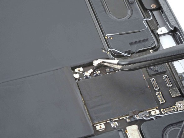iPad Pro 11" 2nd Gen Logic Board Replacement, Disconnect the upper Wi-Fi antenna cables: crwdns2935265:061crwdnd2935265:02crwdnd2935265:03crwdne2935265:0