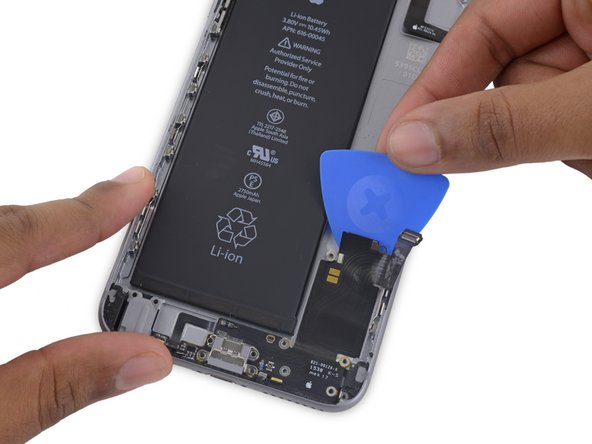 iPhone 6s Plus Lightning 接口和耳机插口: 步骤 65 中的图像 1，3