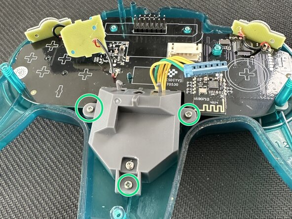 Installation du Mod Kit 8BitDo pour manette N64, Fixer le nouveau joystick à la partie supérieure de la manette: étape 11, image 1 de 1