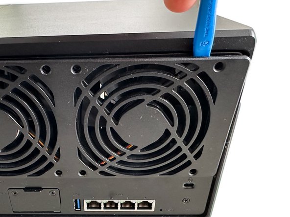 Synology DS1522+ Lüftertausch, Abdeckung abhebeln: step 3, image 2 of 3