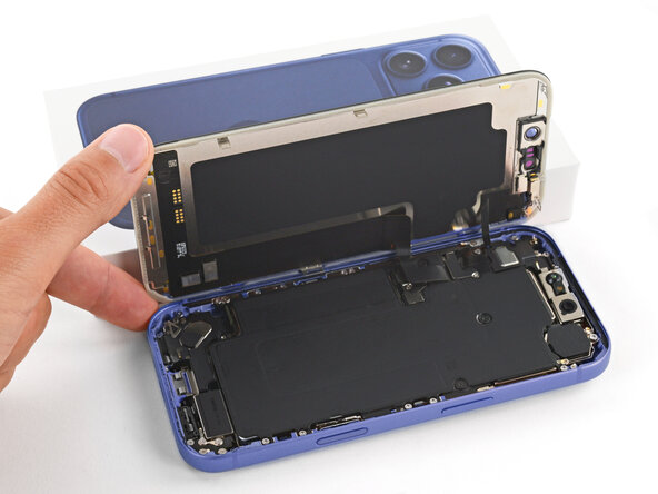 iPhone 17 Pro Battery Replacement, Prop up the screen: crwdns2935265:018crwdnd2935265:02crwdnd2935265:02crwdne2935265:0