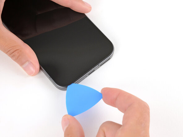 Google Pixel 9a Screen Replacement, Separate the bottom edge adhesive: crwdns2935265:012crwdnd2935265:02crwdnd2935265:02crwdne2935265:0