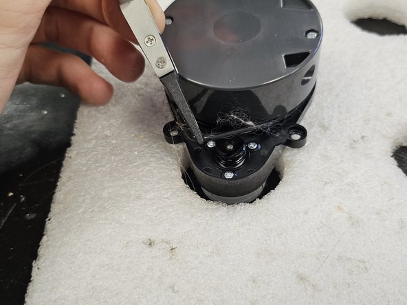 Roborock Q5 Pro: Laser Distance Sensor Replacement, Remove the rubber band.: crwdns2935265:013crwdnd2935265:02crwdnd2935265:03crwdne2935265:0