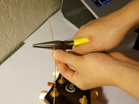 How to restring an Acoustic Guitar: crwdns2935265:04crwdnd2935265:03crwdnd2935265:03crwdne2935265:0