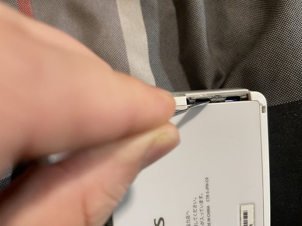 A Jammed SD Card Tray, Popping open tray: crwdns2935265:03crwdnd2935265:02crwdnd2935265:03crwdne2935265:0