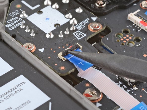 Steam Deck Left Thumbstick Replacement, Disconnect the left thumbstick cable: crwdns2935265:09crwdnd2935265:02crwdnd2935265:03crwdne2935265:0