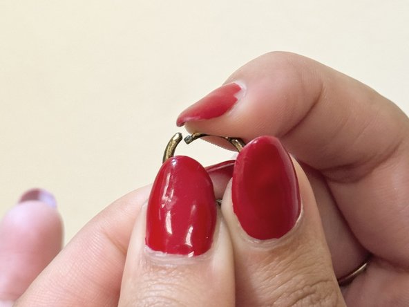 How to Repair a Broken Huggie Earring Clasp: crwdns2935265:05crwdnd2935265:03crwdnd2935265:03crwdne2935265:0