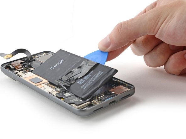 Sostituzione batteria Google Pixel 8, Rimuovi la batteria: passo 43, immagine 2 di 3