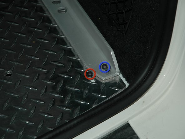 Installing Mercedes W166 RAV Tool Box: crwdns2935265:010crwdnd2935265:02crwdnd2935265:02crwdne2935265:0