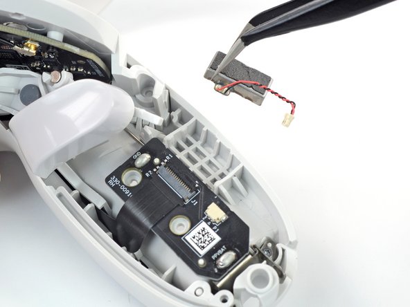 Meta Quest 2 Controller Vibration Motor Replacement, Remove the vibration motor: crwdns2935265:019crwdnd2935265:03crwdnd2935265:03crwdne2935265:0