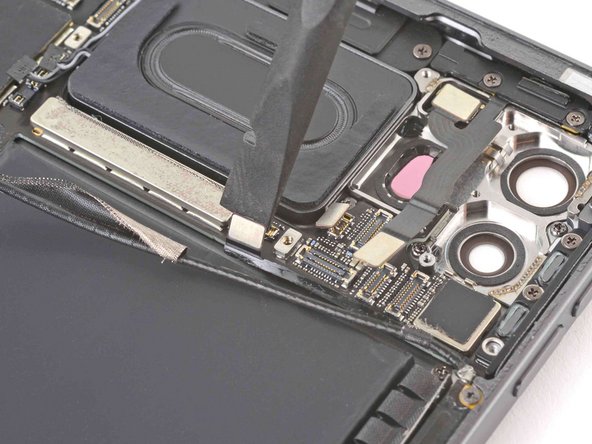 iPad Pro 11" 2nd Gen Logic Board Replacement, Disconnect the volume buttons and front microphone cables: crwdns2935265:063crwdnd2935265:03crwdnd2935265:03crwdne2935265:0