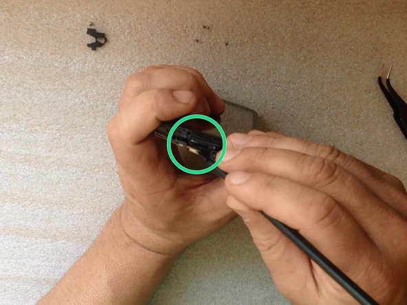 HTC One X Battery Replacement: 7 단계, 이미지 3개 중 2개