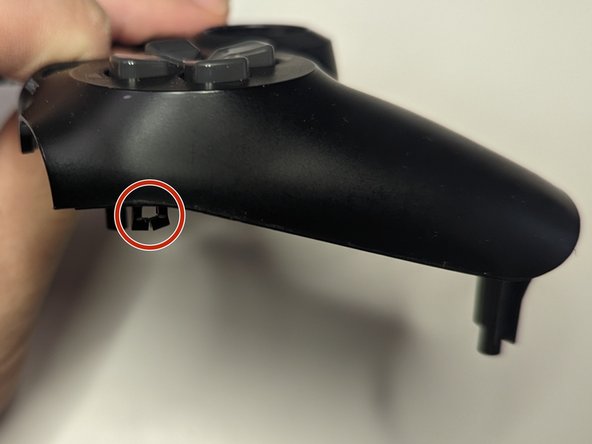 Important Step For Opening the DualShock 4 CUH-ZCT2U, Unlatch the side clip (left side): crwdns2935265:03crwdnd2935265:03crwdnd2935265:03crwdne2935265:0