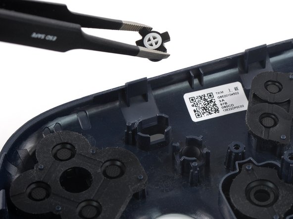 Google Stadia Controller Buttons Replacement, Remove the buttons: passo 22, imagem 3 %32