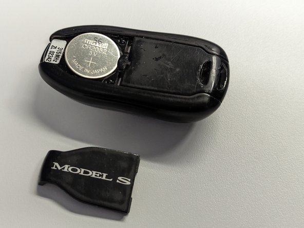 Tesla Keyfob Battery Replacement, Remove the battery: crwdns2935265:02crwdnd2935265:02crwdnd2935265:03crwdne2935265:0