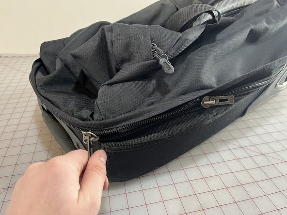 Stuck Luggage Handle Lubrication, Close Bag: crwdns2935265:09crwdnd2935265:02crwdnd2935265:02crwdne2935265:0