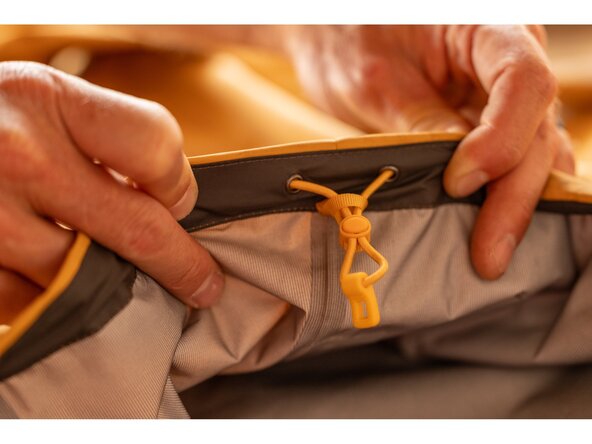 How to Wash a Waterproof Jacket, Prepare your jacket: crwdns2935265:02crwdnd2935265:03crwdnd2935265:03crwdne2935265:0